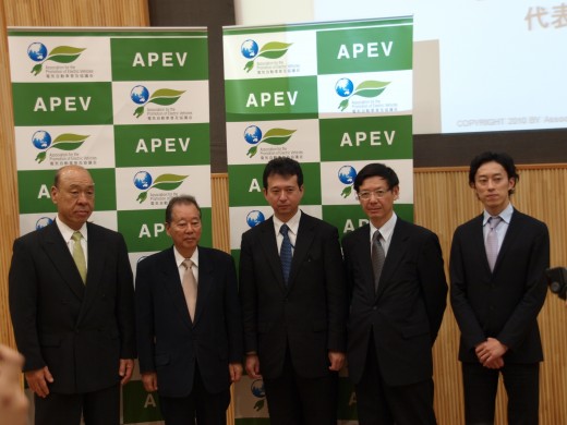 （左から）APEV田嶋代表幹事、福武会長、及び関係者