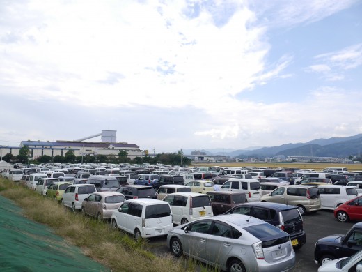 臨時駐車場の出品ヤードには３００台超の出品車