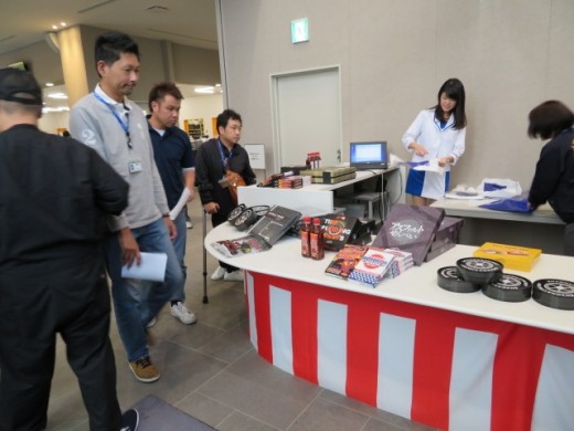 イベントコーナーには多数の会員が集まった