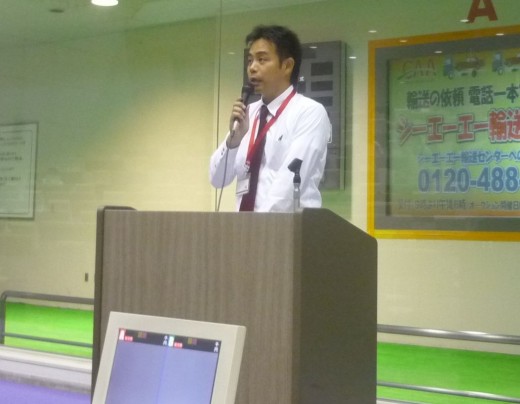 セレモニーで挨拶する高木氏