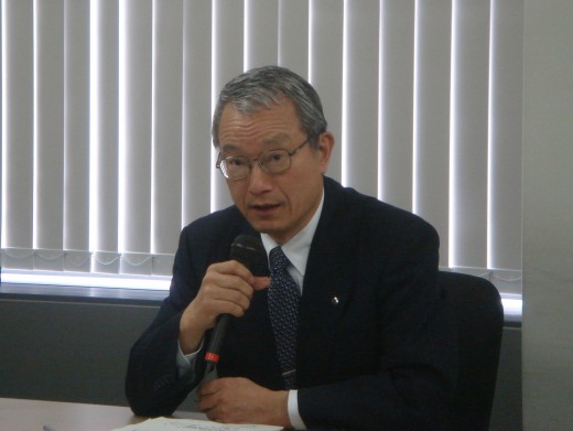 挨拶を行う中山理事長