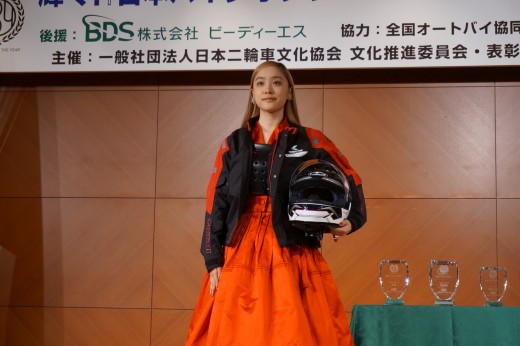 プレゼンテーター＝女優の吉田美佳子さんがライダーファッションで登場