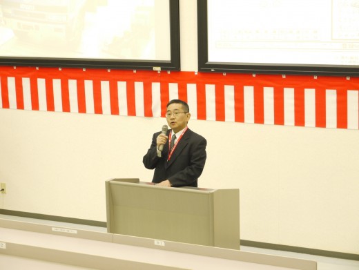 挨拶に立つＩＭＡ九州の堀越健治会場長