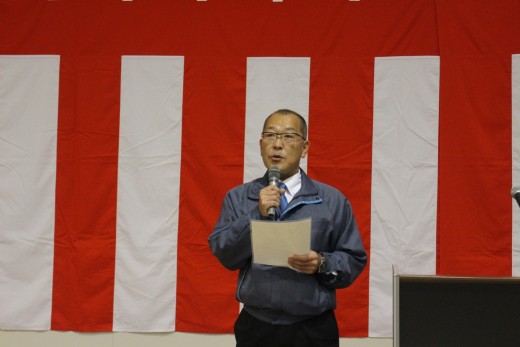 挨拶に立つ水野会場長