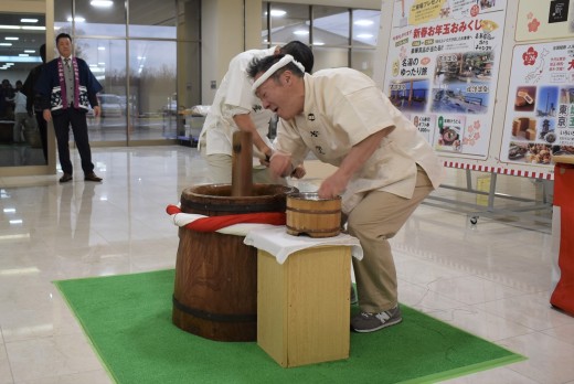 恒例の中谷堂による高速餅つきが実演された