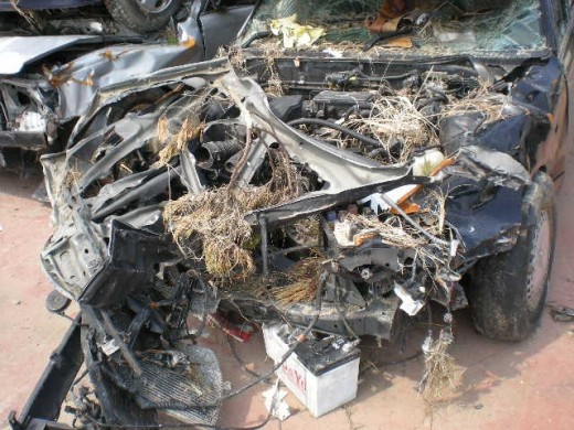 大破し異物が大量に付着した被災車両