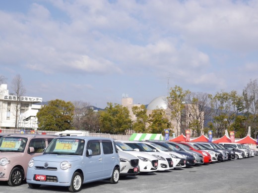 フェア会場にはあらゆるジャンルの中古車が並んだ