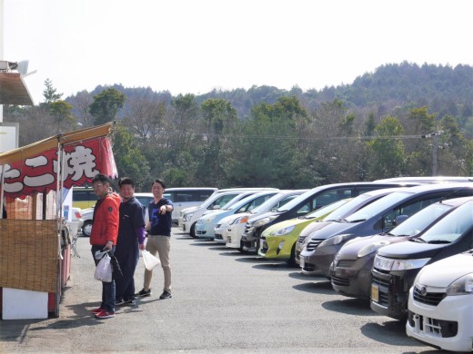 当日の出品ヤードには特設屋台が出店