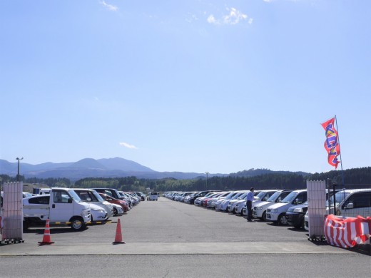 多数の出品車がヤードを埋めた