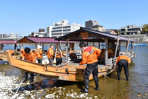 全員で冬の間に付着した水ゴケなどの汚れを落とした