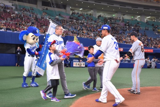 抽選で選ばれたユーザーによる花束贈呈