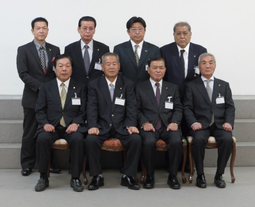 手前右から、宮部名誉顧問・北薗会長・金城副会長・山下副会長。後ろ、右から中尾副会長、永松副会長、中野副会長、黒木副会長。