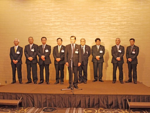 総会後の懇親会で挨拶を述べる北薗新会長