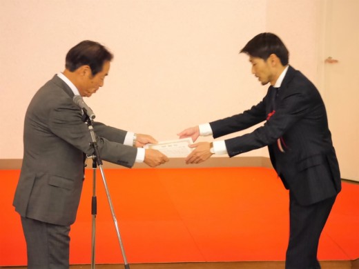 大峰社長（写真左）が優績会員に感謝状を手渡した