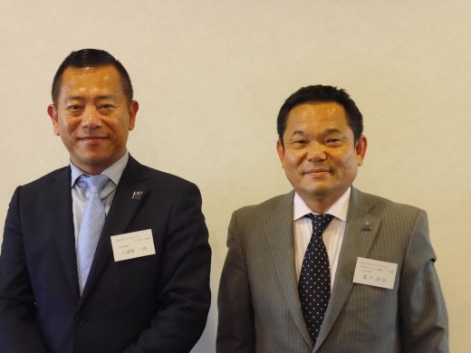 八重野九州エリア長（写真左）と富川社長