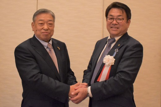 新会長・理事長に選任された横山氏（右）と前会長・理事長の岩瀬氏（左）