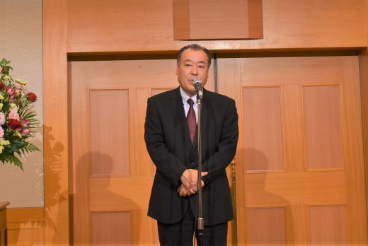懇親会の場で挨拶を述べる小野田新会長