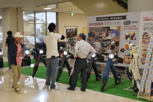 電動バイクの展示に多くの会員が足を止めた