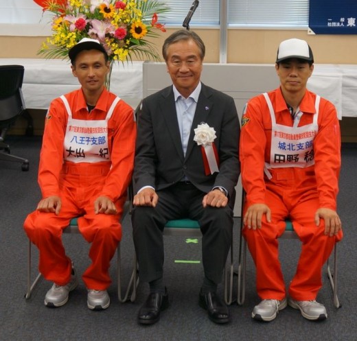 左から優勝した大出一紀選手、西村健会長、準優勝した田野稔選手