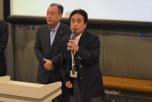 セリ前のセレモニーで挨拶を述べる澤田流通委員長