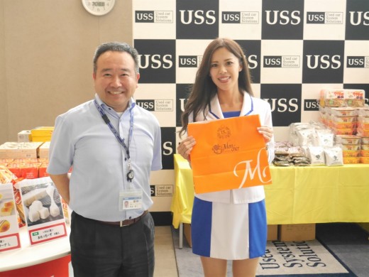 同会場営業課の是友さんとＵＳＳガールズ（是友さんは同会場のイベント企画などを取りまとめる）