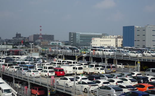 出品車で埋め尽くされた立体駐車場