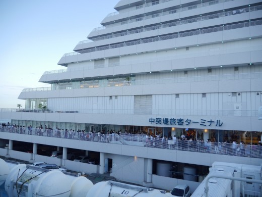 神戸港の中突堤旅客ターミナルから出港