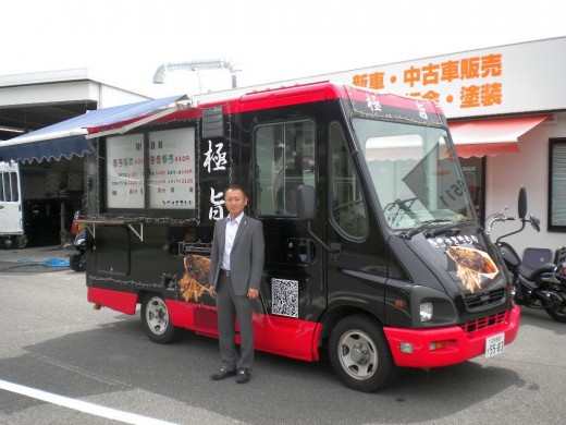 同社が保有・運営する移動販売車と蛯原代表