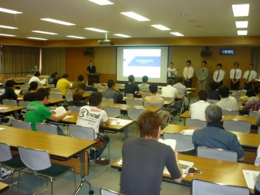 講義の模様：受講者は皆真剣な眼差し