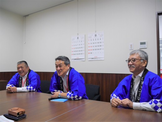 小美濃社長（写真中央）と中村昌弘取締役（写真左）、伊藤会場長（写真右）が出席して記者会見
