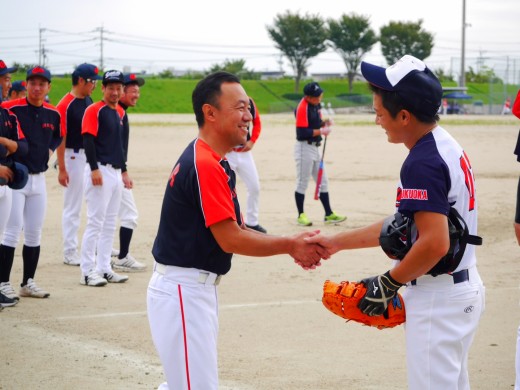 決勝戦を戦ったＪＵ大分、ＪＵ福岡の青年部会長が固い握手