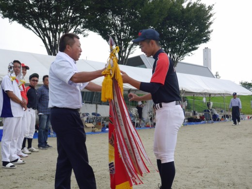 長野浩二指導環境委員長からＪＵ大分チームが優勝旗を受け取った