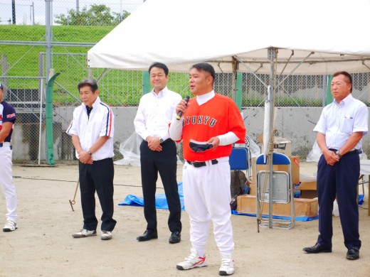 新里代表幹事が開会式で挨拶を述べた