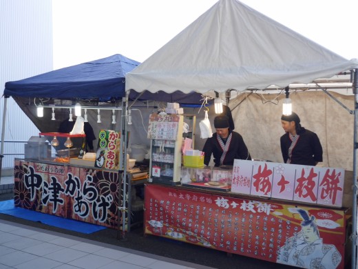 会場前には太宰府名物「梅ヶ枝餅」などの屋台も並んだ