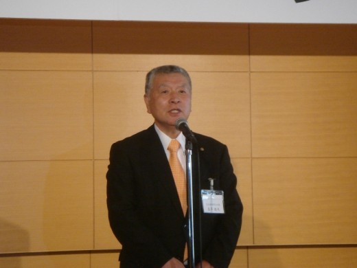 懇親会の席で挨拶を行う喜多俊夫社長