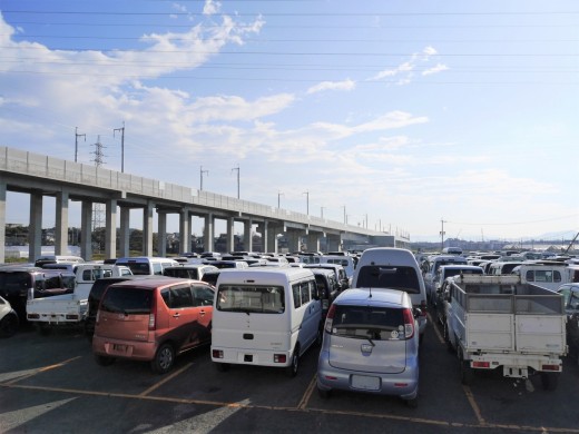 ＪＵ長崎の出品ヤード（すぐ横は長崎新幹線の高架線路）