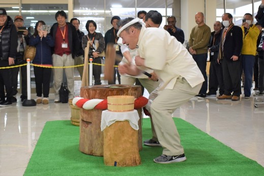 今年で１０年目となる恒例の中谷堂による高速餅つきを実施