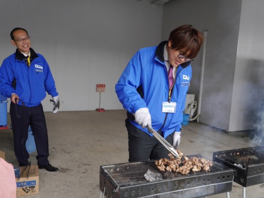 会場スタッフが心を込めて焼く地鶏の炭火焼