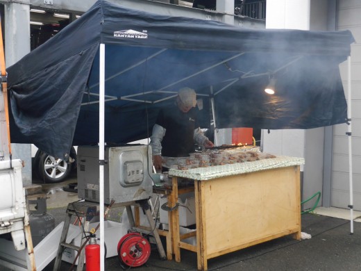 会場敷地内には焼き鳥の屋台が出店