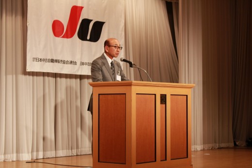 前夜祭で祝辞を述べる小野会長