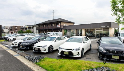 トリニティ：ハイセンスな展示車が並ぶ展示場