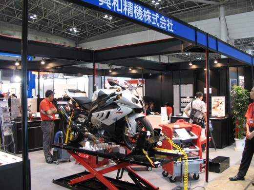 高機能リフト・精密なバイク用ニーズにも高い人気（興和精機）