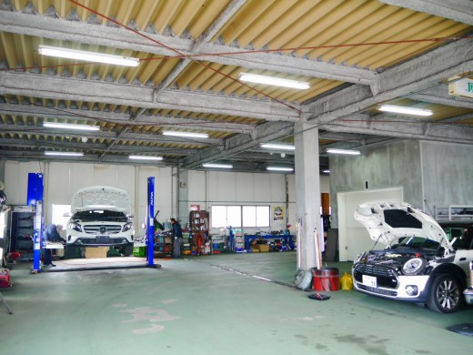 自社の認証整備工場には幅広い入庫車に対応出来る熟練メカニックが常駐