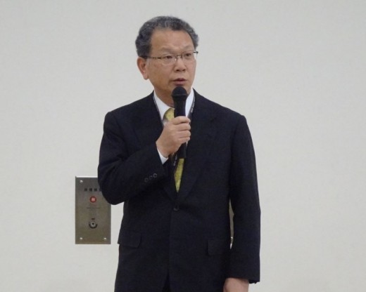 挨拶に立つ荒井社長