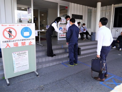 会場入り口を１カ所に集約し検温を徹底