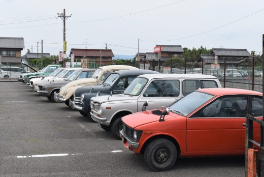 希少車や往年の名車、オートバイなど５３台が出品された