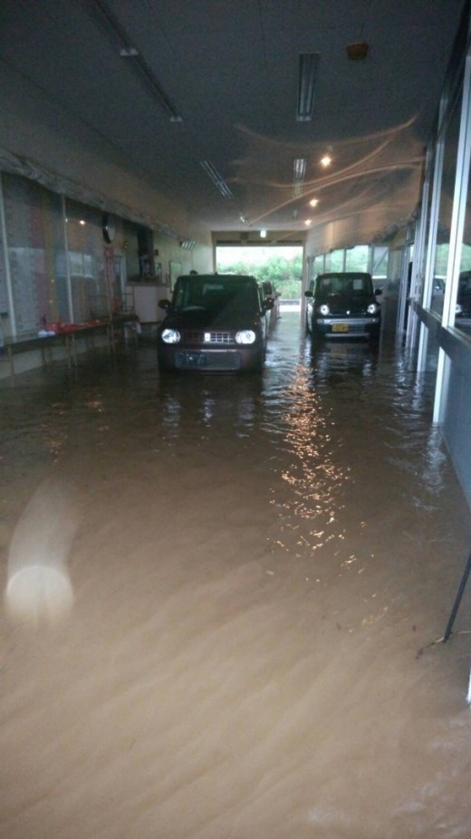 会場内車路や事務所、会議室などにも浸水した