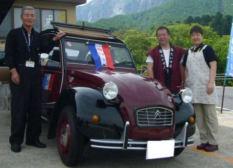 林大二郎社長（左）と納車された２ＣＶ