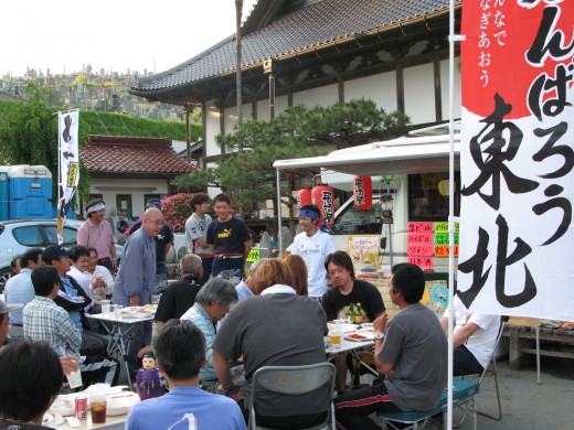 被災地と「クルマ好き」が基点の縁が再会（6月19日、陸前高田市　慈恩寺にて）