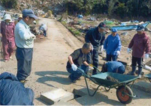 横浜陸運事務所が寄贈した軍手は、被災地の復旧作業に活用された（提供・広田町災害対策本部）